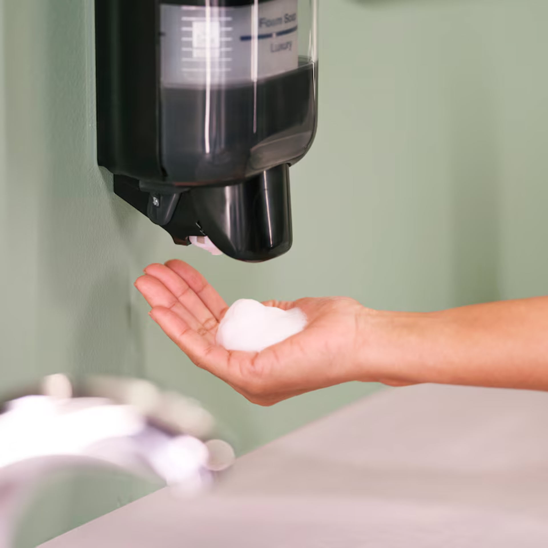 * Tork Mini Spender für Seifen und Händedesinfektionsmittel Schwarz S5 - 565208